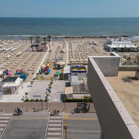 Hotel Augustus- Davanti A Noi C'E Solo Il Mare Misano Adriatico Exterior photo